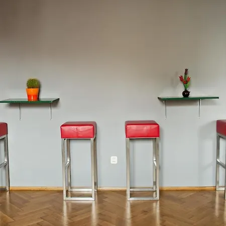 Tramp Aparthostel Хостел *