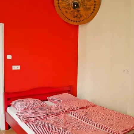 Tramp Aparthostel Хостел *