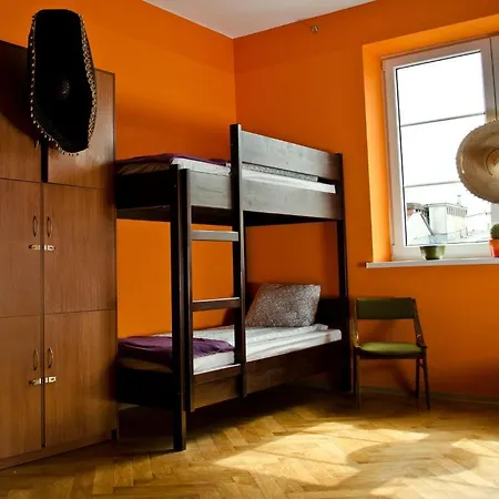 Tramp Aparthostel Хостел *